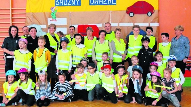 W Szkole Podstawowej w Białobrzegach seniorzy w prezencie dostali między innymi kamizelki odblaskowe.