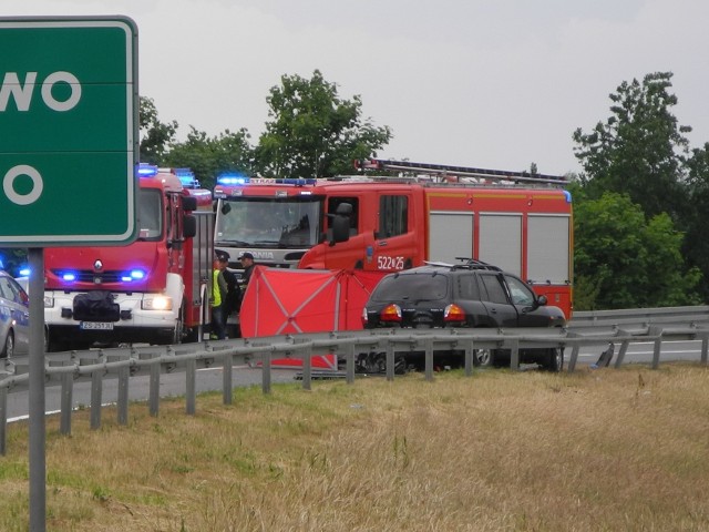 Do koszmarnego wypadku doszło na wyjeździe z Ruska do Darłowa. Samochód osobowy wjechał wprost pod nadjeżdżającą ciężarówkę. Zginął 75-letni mężczyzna. Droga nr 37 jest zablokowana.Do wypadu doszło około godziny 18:00. - Z naszych ustaleń wynika, że kierujący samochodem marku Hiundai wyjeżdżał z drogi podporządkowanej z miejscowości Rusko do Darłowa. Wjechał wprost pod nadjeżdżający samochód ciężarowy, który poruszał się po drodze nr 37 - mówi nam sierż. Agnieszka Łukaszek, rzecznik prasowy Komendy Powiatowej Policji w Sławnie.Niestety, w wyniku zderzenia zginął 75-letni mężczyzna, kierowca osobówki. Policja informuje, że droga nr 37 jest obecnie zablokowana.