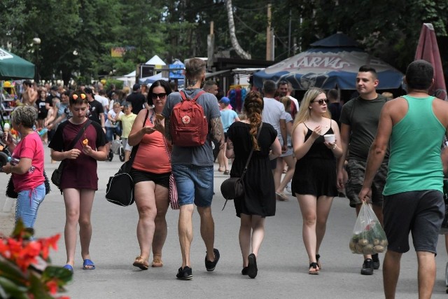 Gorąca niedziela 19 lipca przyciągnęła do Sielpi koło Końskich zwanej świętokrzyską Ibizą tysiące ludzi. Takich tłumów chyba w tym roku jeszcze nie było, ale trudno się dziwić - mamy pełnię wakacji i każdy chce wypocząć. Sielpia oferuje coś więcej niż wodę i plaże, nic dziwnego,że  gdy przychodzi weekend zjeżdżają się tu ludzie z całej okolicy - powiatów skarżyskiego, kieleckiego, przysuskiego, szydłowieckiego, radomskiego ale także z Kielc i Radomia. Niestety wspaniały wypoczynek zakłóciła potężna burza, która przyszła po godzinie 14.Zobaczcie tłumy w Sielpi w niedzielę 19 lipca