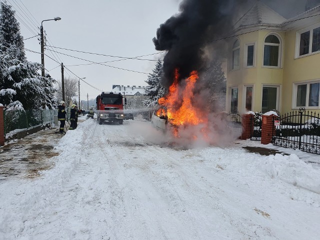 Już w trakcie dojazdu strażaków na miejsce samochód cały był objęty ogniem.