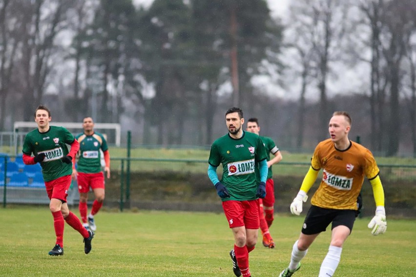 Piłkarze z Łomży znacznie oddalili się od awansu do III ligi