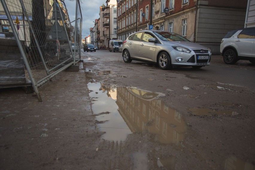 Kto naprawi ulicę Mickiewicza w Słupsku? Jezdnia obok inwestycji deweloperskiej pozostaje zniszczona