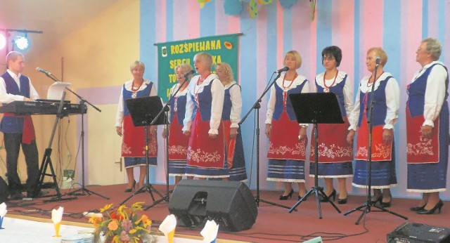 W Gminnym Ośrodku Kultury w Dobrem w minioną niedzielę "Bronisławianki" zaprezentowały swoją płytę. Nagrały ją dzięki pomocy sponsorów, wsparciu gminy i własnej "zrzutki".