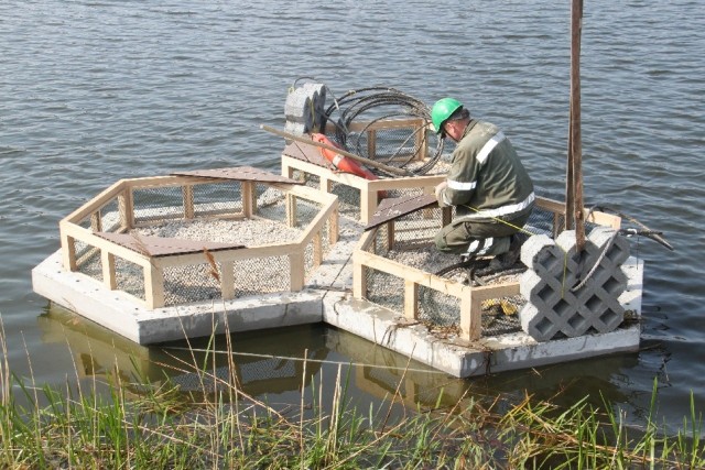 Przygotowanie do zakotwiczenia betonowej wyspy dla ptaków w kopalni Nowogrod Bobrzanski