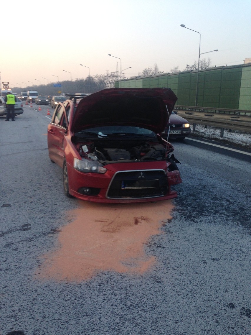 Wypadek na A4 w Katowicach. Jedna osoba ranna [ZDJĘCIA]