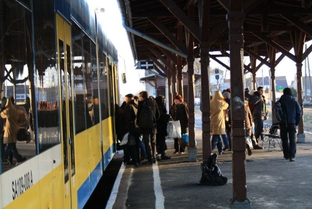 Przywrócenie bezpośredniego pociągu z Nysy do Wrocławia najbardziej interesuje dojeżdżających studentów, którzy narzekają na przepełnione busy i drogie PKS-y.