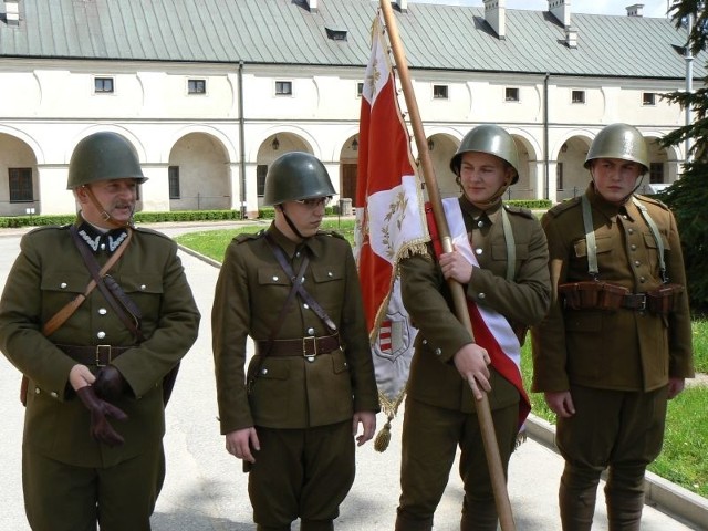 Członkowie Grupy Rekonstrukcji Historycznej z I Liceum Ogólnokształcącego im. Stefana Żeromskiego w mundurach żołnierzy polskich przed kieleckim Muzeum Narodowym