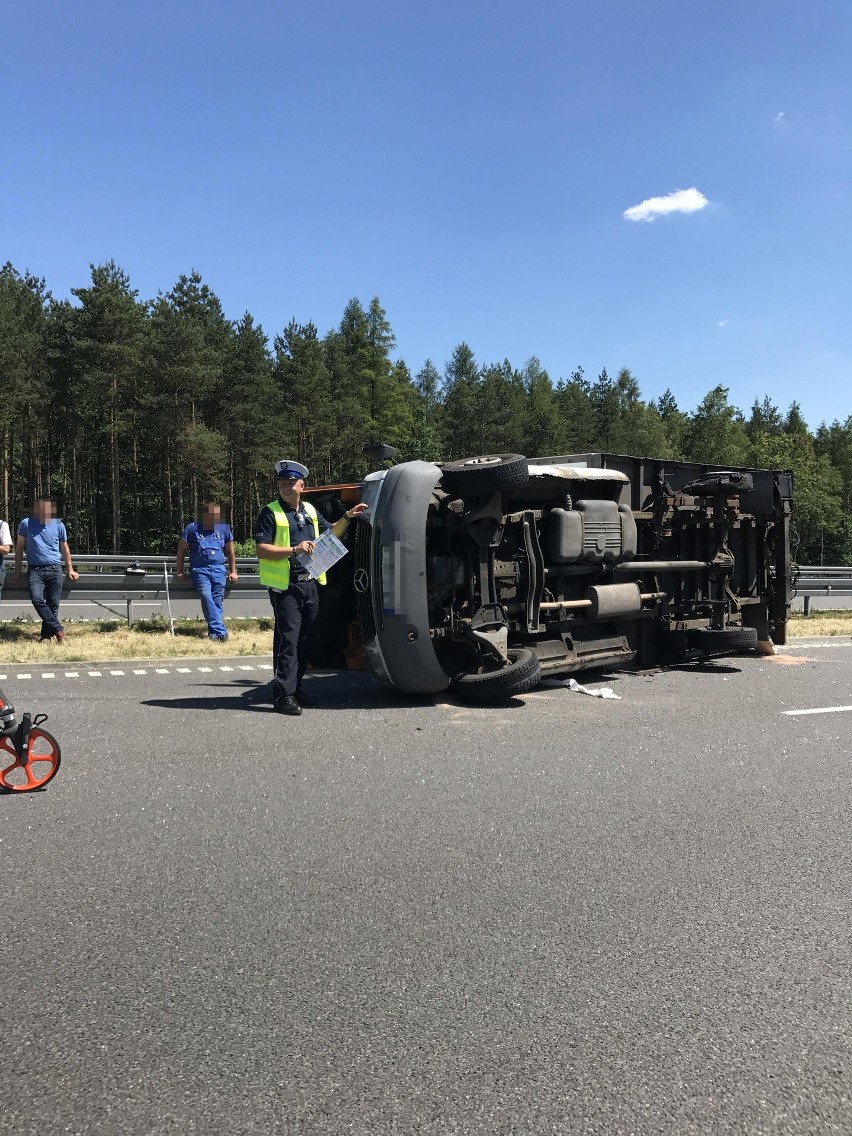 Samochód przewrócił się na A1. „Wystrzeliła" mu opona