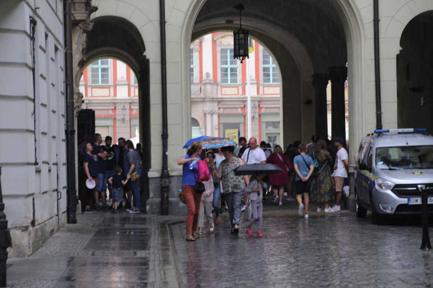 Tłum ludzi spacerujący po wrocławskim Rynku, podczas...