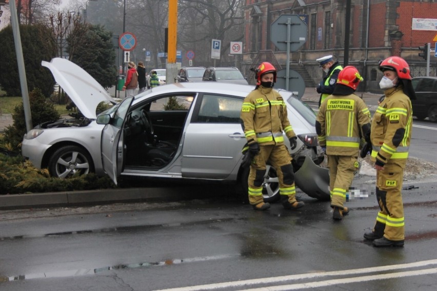 Wypadek karetki z osobówką w Krotoszynie. Pojazdy zderzyły...