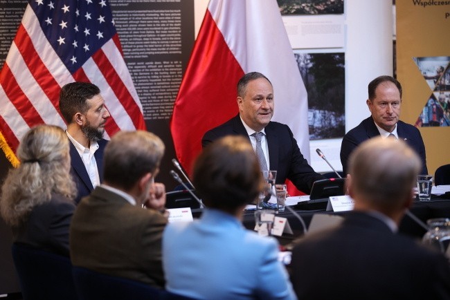 Douglas Emhoff - mąż wiceprezydent USA przebywa z wizytą Krakowie. Odwiedził m.in. Fabrykę Oskara Schindlera 
