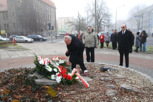 Roman Kirstein składa kwiaty na opolskim Skwerze Solidarności.