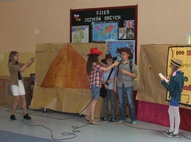 Uczniowie podstawówki numer 2 w Przysusze przygotowali spektakle teatralne zagrane w obcych językach.