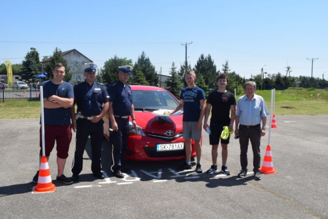 Turniej był rozgrywany w Zespole Szkół CKR w Żarnowcu (woj. śląskie). Zespół z Iwonicza w składzie Kacper Kielar (tegoroczny absolwent technikum mechanizacji rolnictwa), Wojciech Wilusz (uczeń II klasy technikum mechanizacji rolnictwa i agrotroniki) oraz Mateusz Graboń (uczeń III klasy technikum pojazdów samochodowych) rywalizował z szesnastoma drużynami z całej Polski.W pierwszym dniu turnieju młodzi mechanicy rozwiązywali testy z przepisów ruchu drogowego oraz historii motoryzacji. Uczniowie z iwonickiej szkoły rozwiązali je najlepiej i już po pierwszym dniu objęli prowadzenie z kilkupunktową przewagą nad rywalami.Drugiego dnia, uczestnicy musieli wykazać się umiejętnością udzielania pierwszej pomocy przedmedycznej, wykryć usterki w samochodzie osobowym, motocyklu oraz skuterze. - Ważnym etapem finału turnieju była sprawnościowo-szybkościowa jazda skuterem oraz samochodem osobowym - opowiada Leszek Zajdel, opiekun drużyny, dyrektor ZS w Iwoniczu. - W konkurencjach udzielania pierwszej pomocy oraz jazdy samochodem nasz drużyna osiągnęła najlepszy wynik i powiększyła przewagę punktową nad pozostałymi szkołami.Reprezentacja ZS w Iwoniczu okazała się bezkonkurencyjna w klasyfikacji drużynowej wyprzedzając drugą drużynę o 25 punktów, a trzecią aż o 35 punktów.Także w klasyfikacji indywidualnej dwa czołowe miejsca zajęli uczniowie z Iwonicza: zwyciężył Kacper Kielar przed Wojciechem Wiluszem.- Zwycięstwo naszych uczniów w tegorocznej edycji turnieju jest największym osiągnięciem drużyny reprezentującej województwo podkarpackie w ostatnich kilkunastu latach w Finale Krajowym Ogólnopolskiego Młodzieżowego Turnieju Motoryzacyjnego - podkreśla Leszek Zajdel.