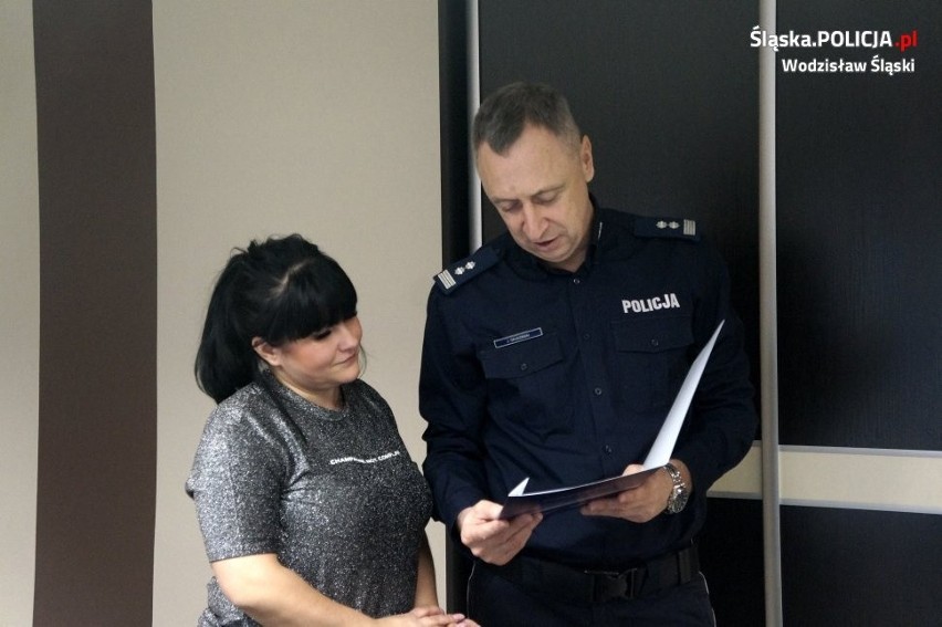 Komendant wodzisławskiej policji pogratulował pani Monice