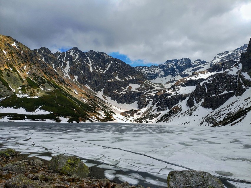 Tatry. Czarny Staw Gąsienicowy wiosną - nadal z lodową powłoką [ZDJĘCIA]