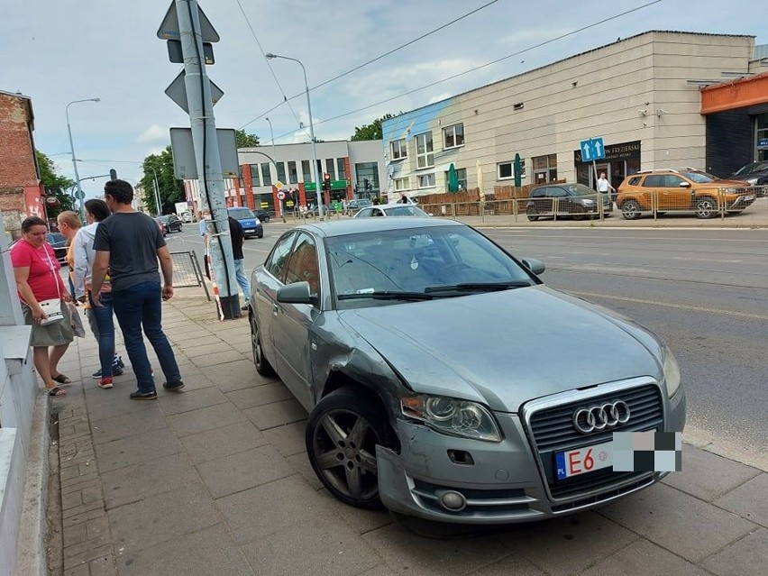 Wypadek na skrzyżowaniu ulic Zgierskiej i Limanowskiego. Dwie kobiety trafiły do szpitala! ZDJĘCIA