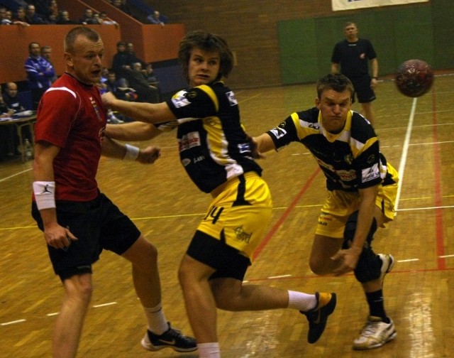 Michał Morzyk (z prawej) i Paweł Swat (w środku) próbują zatrzymać Łukasza Gradowskiego z Gwardii.