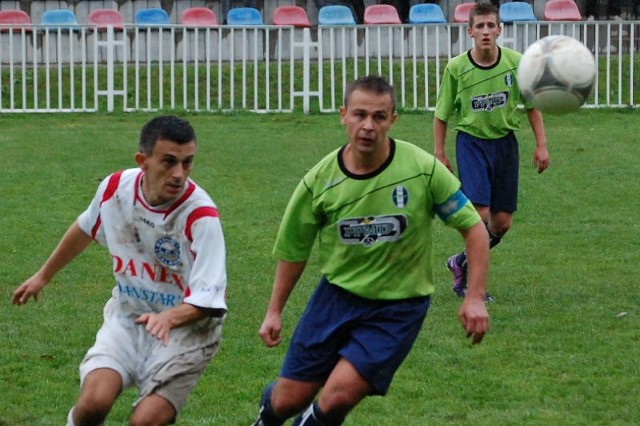 Łukasz Śliwiński (zielona koszulka) zdobył trzy bramki przeciwko Partyzantowi Targowiska.