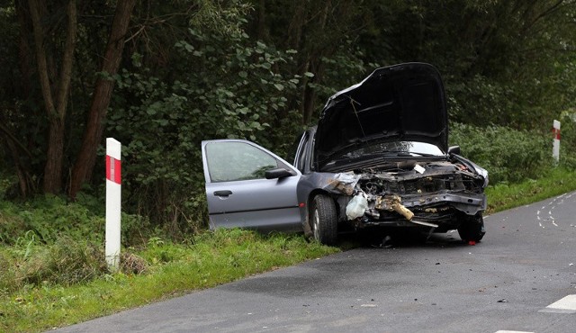 Między Ochlą a Jeleniowem ford zderzył się czołowo z busem.