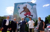 Protest przeciwko wojnie. Ukraiński artysta tworzy mural na ścianie kamienicy przy ul. Jasnej