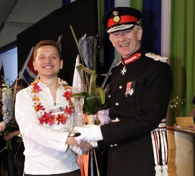 Lord Lieutenant of Cheshire przedstawiciel królowej Anglii gratuluje nagrody Tomaszowi Kuczyńskiemu.