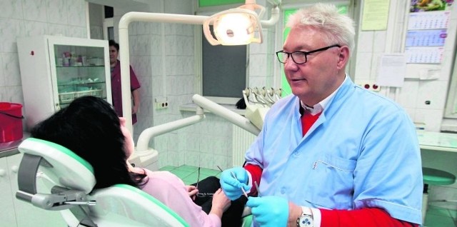 Dr Andrzej Zwierzchowski nie tylko usuwa pacjentom zęby, ale również leczy, jeżeli jeszcze jest to możliwe.