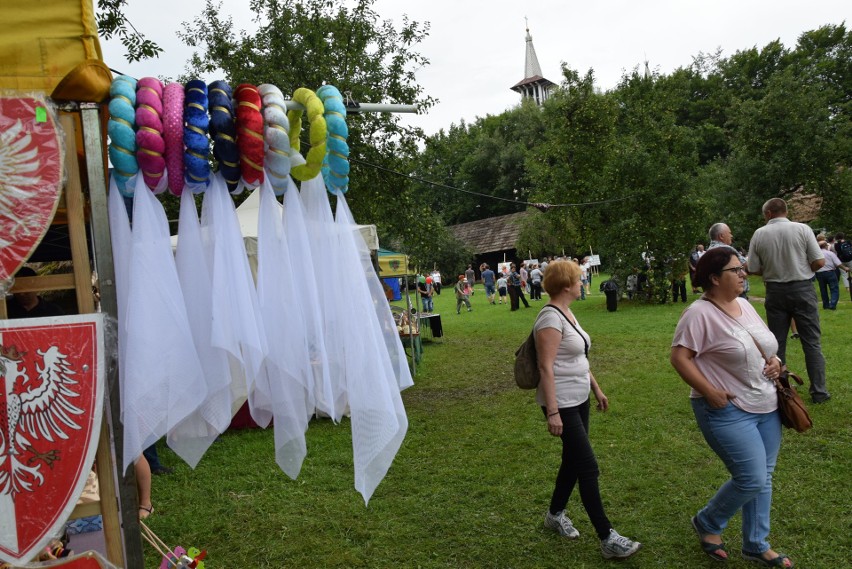 Szymbark. XV Panorama Kultur. W skansenie głośno gra muzyka, jest mnóstwo ludzi, są stoiska z rękodziełem, gospodynie częstują pysznościami