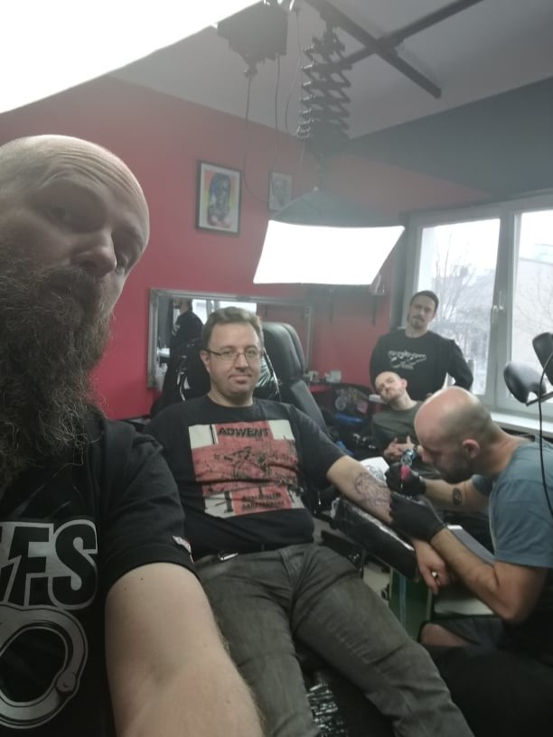 Robert Brylewski tatuowany na skórze w nowym wideoklipie zespołu Dizel