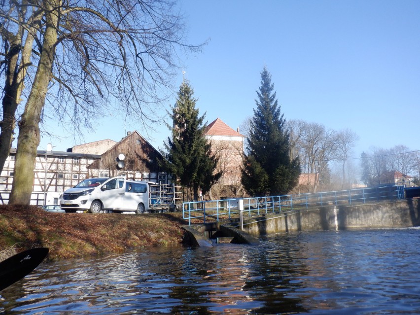 Jaz i młyn w Krajence. Na drugim planie kościół parafialny...