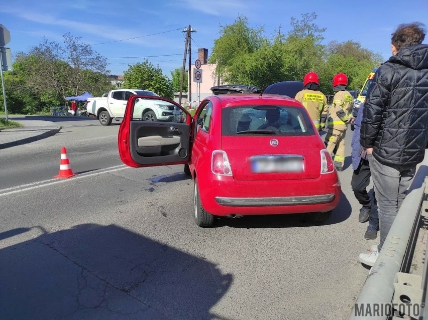 Zderzenie dwóch aut na ul. Kowalczyków w Opolu. Na miejscu jest karetka