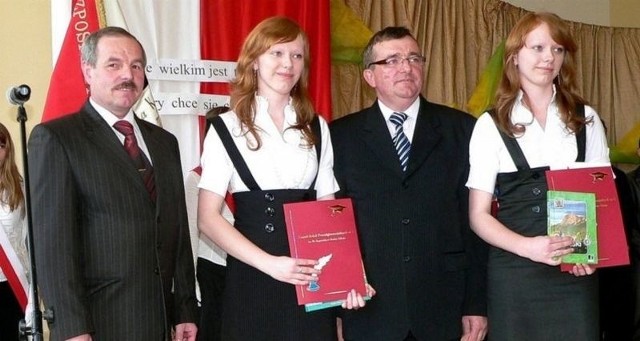 Popularne "Złote&#8221; - bliźniaczki Edyta i Sylwia Wilk odebrały w towarzystwie taty świadectwa z czerwonym paskiem i nagrody.