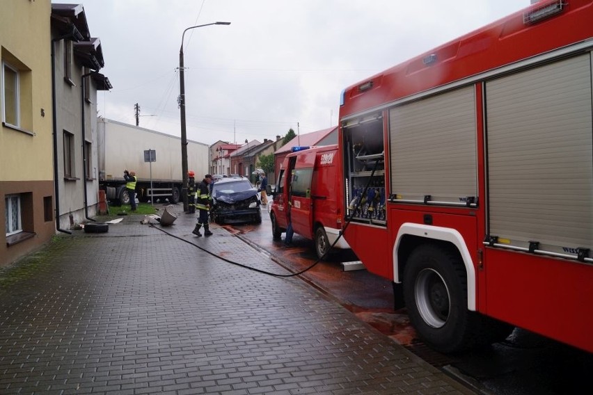 Groźny wypadek w Koziegłowach. Ciężarówka uderzyła w dom jednorodzinny [ZDJĘCIA]