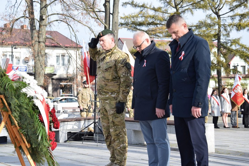 Narodowe święto Nieodległości w Małogoszczu. Uroczystym apelem uczczono 104. rocznicę odzyskania wolności. Zobaczcie zdjęcia