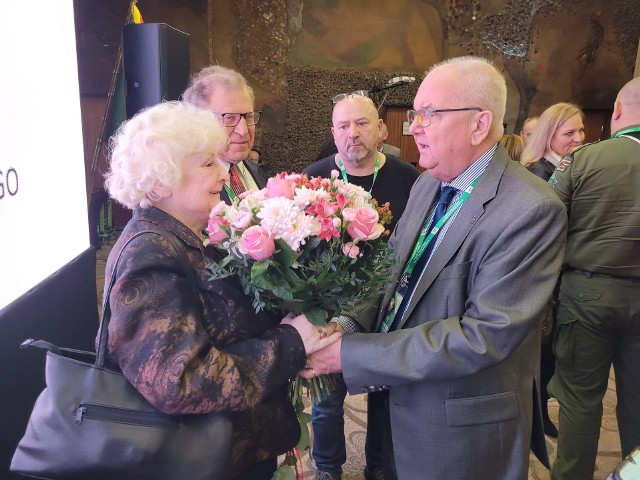 Elżbieta Zagłoba Zygler odbiera kwiaty i gratulacje od Lucjusza Bilika z Opola, który został wybrany przez zjazd na wiceprezesa Zarządu Głównego PTTK