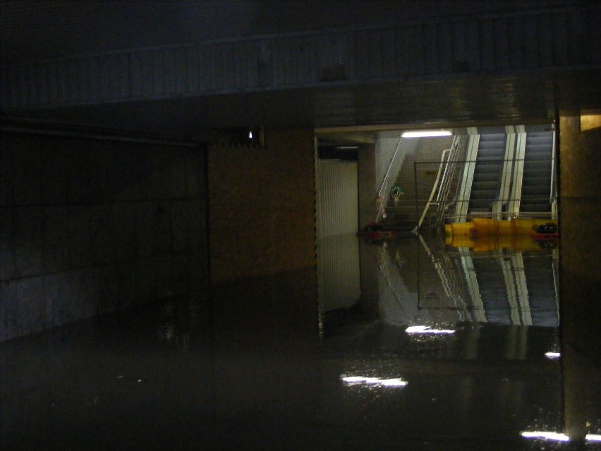 Tunel  na poznańskim dworcu kolejowym jest zalany. Strażacy...