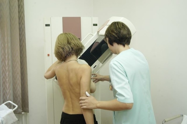 Mammografia trwa kilka minut i polega na zrobieniu czterech zdjęć rentgenowskich piersi.