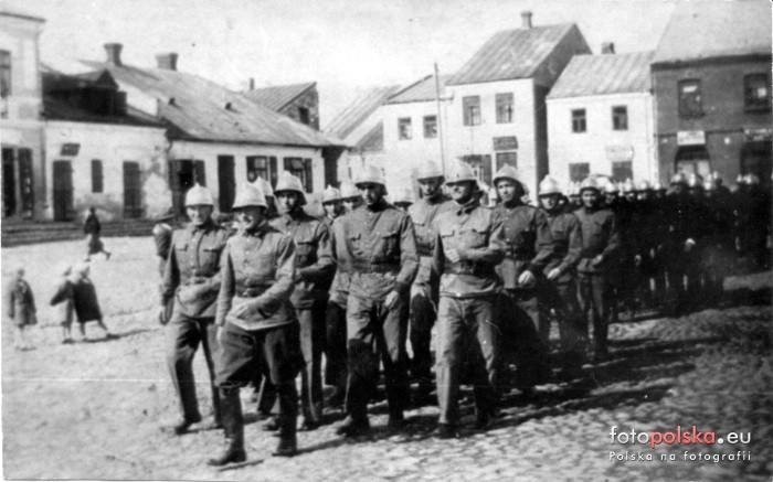 Rok 1939, strażacy na rynku w Zwoleniu. W tle widoczny...