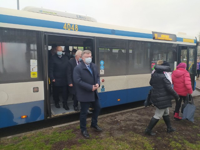 W pierwszym przejeździe autobusu na trasie Słup-Grudziądz pasażerami byli m.in. starosta Adam Olejnik, prezydent Grudziądza Maciej Glamowski, wicestarosta Marcin Dziadzio, burmistrz Radzynia Chełmińskiego Krzysztof Chodubski, wójt gminy Grudziądz Andrzej Rodziewicz, zastępca wójta gminy Gruta Tomasz Groszewski, a także mieszkańcy powiatu