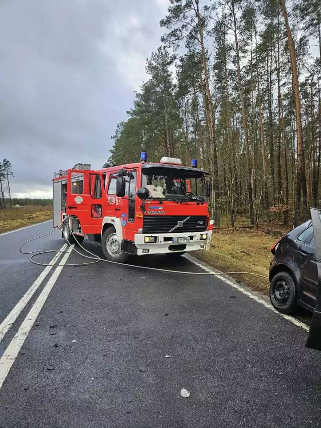 Poważne zdarzenie na drodze krajowej nr 21.  Między Zielinem a Suchorzem doszło do czołowego zderzenia osobówki z pojazdem ciężarowym.