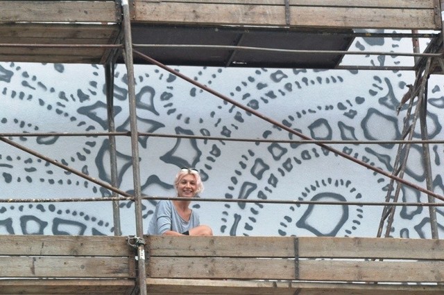 Mural koronki w Bielsku-Białej stworzyła NeSpoon
