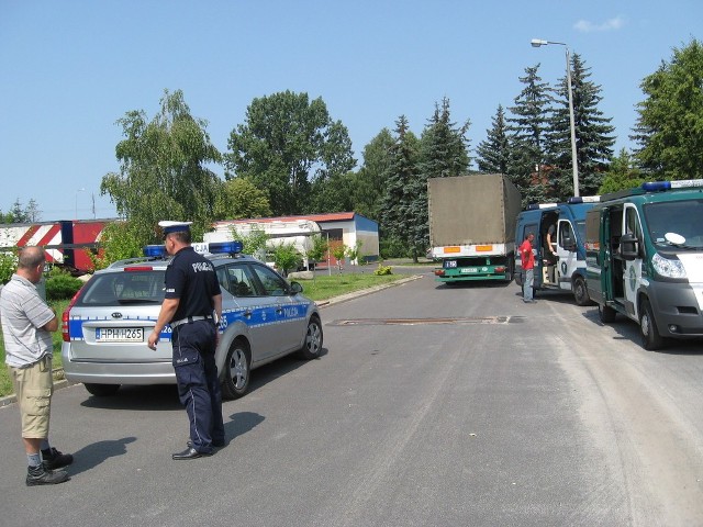 Tym razem ciężarówki kontrolowali wspólnie inspektorzy i policjanci.  