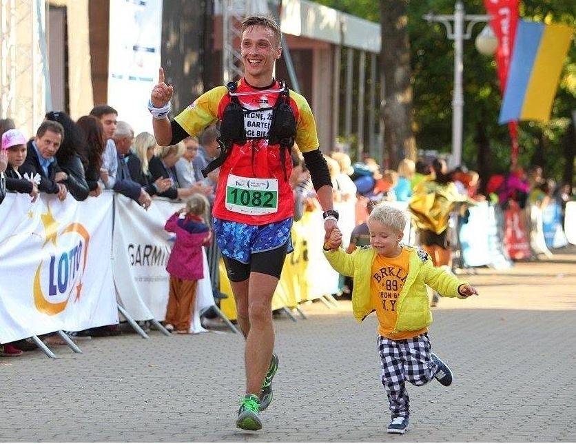 Damian Orzechowski  z synem Bartkiem - w ciągłym biegu.