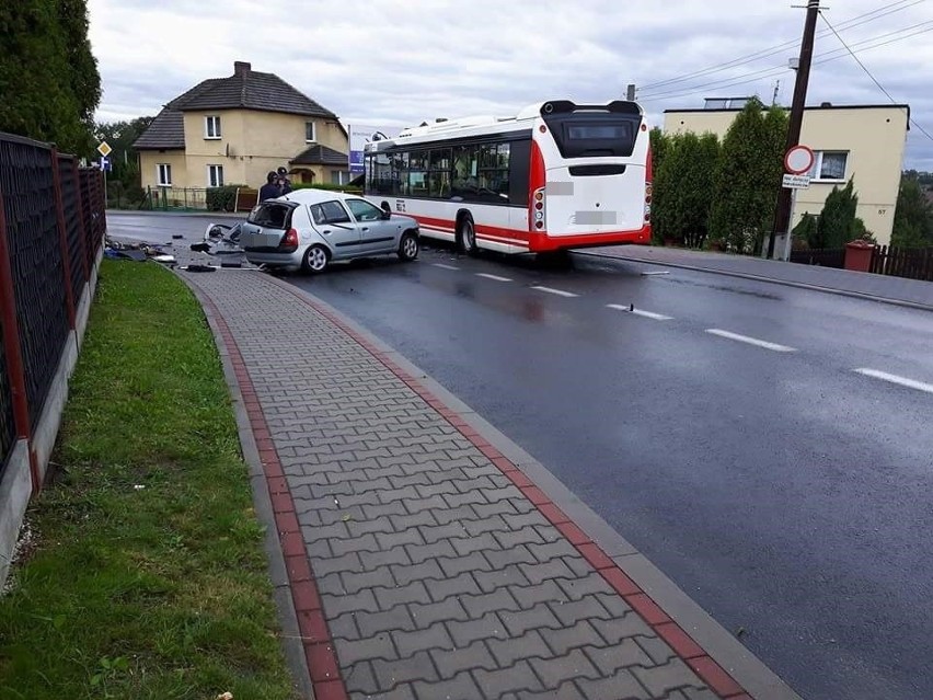 Groźny wypadek w Jastrzębiu: Osobówka zderzyła się z...