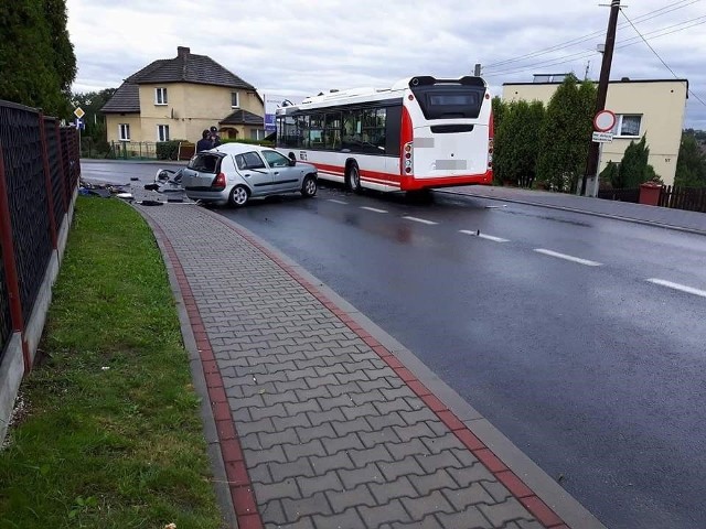 Groźny wypadek w Jastrzębiu: Osobówka zderzyła się z autobusem