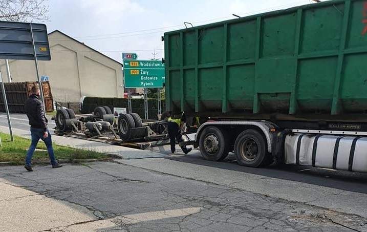 Przewrócona przyczepa ciężarówki na ulicy 3 Maja w...