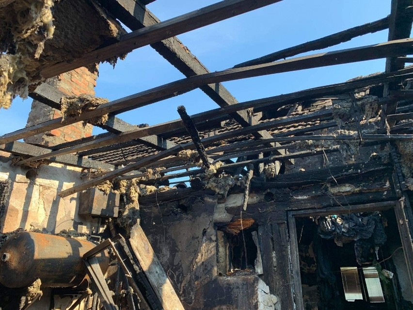 Rodzina, która straciła dom w pożarze, potrzebuje pomocy