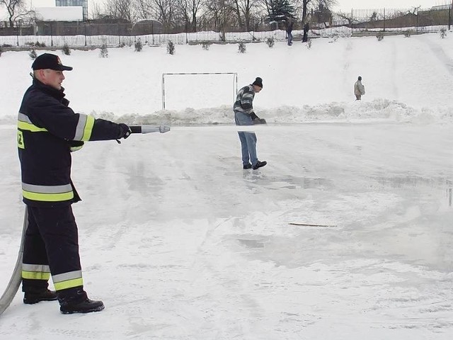 Strażacy są gotowi do tworzenia lodowisk na boiskach szkolnych, ale pogoda temu nie sprzyja. Nie ma śniegu do usypania muld, a bez nich woda rozleje się za boisko.