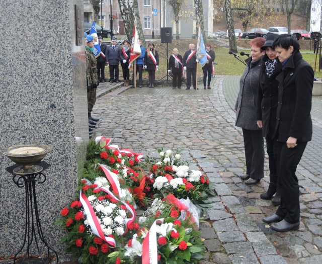 Pod Pomnikiem Narodu Polskiego rozpoczęły się obchody Święta Niepodległości Miastku.