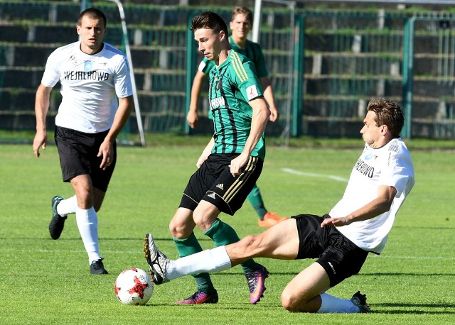 Dwa gole dla Stalówki w meczu z Radomiakiem Radom strzelił Adrian Dziubiński (zielono-czarny strój), który w Radomiu uczył się piłkarskiego abecadła, a grał między innymi w Broni.